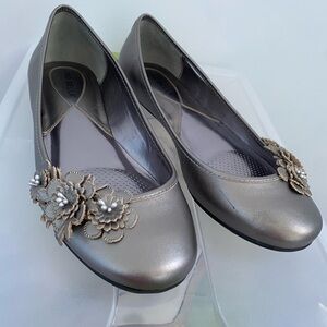 9.5M WOMEN Ciao Bello Silver Floral Flat Shoes